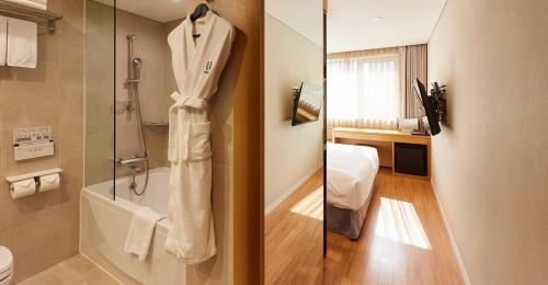 首尔Hotel Uri&的带淋浴和浴缸的浴室