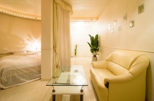舞鹤市アルカディア的客厅配有沙发和1张床