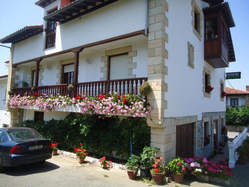 桑提亚纳德玛Montañes的阳台上的白色建筑,鲜花盛开