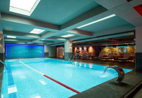 伊斯坦布尔Windsor Hotel & Convention Center Istanbul的在酒店房间的一个大型游泳池