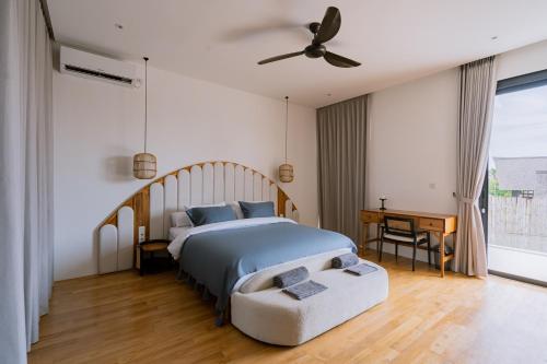 坎古Unity Villas Canggu的一间卧室配有一张床和吊扇