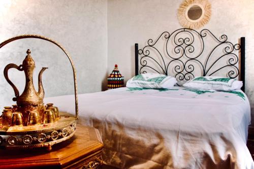 马拉喀什Hostel artistic airport的一间卧室配有一张带金属床架的床