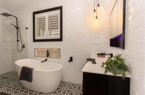 奥兰治The Shaddy Rest secluded resort for the perfect romantic getaway的白色的浴室设有浴缸和水槽。