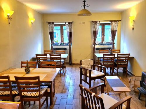 VrataPansion Potok (kod Suzi)的餐厅设有木桌、椅子和窗户。