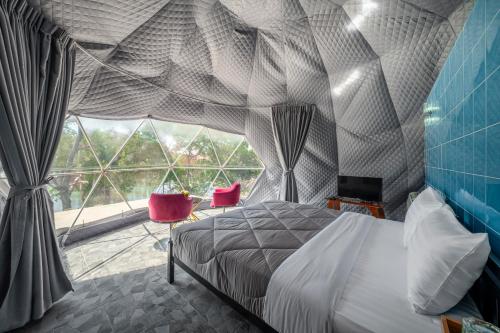 Ban Tha KhoiPran Riverside的一间卧室设有一张床和一个大窗户