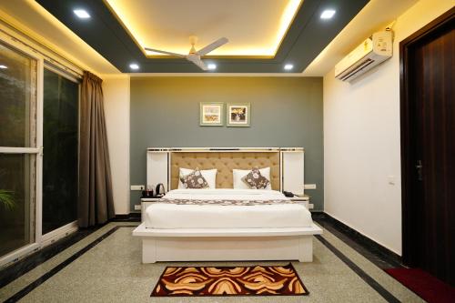 古尔冈Posh Garden Inn Artemis Hospital Road Gurgaon的一间卧室,卧室内配有一张大床