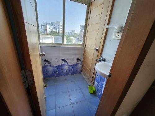 海得拉巴SCK Home Stay的一间带水槽和窗户的小浴室