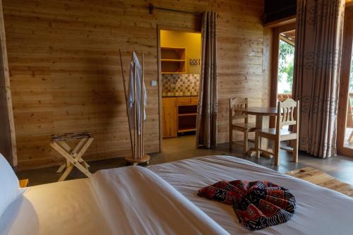 Umutuzo lodge Kivu lake的卧室配有一张床和一张桌子