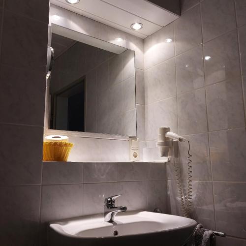 巴特德里堡Gästehaus Therme-Blick的一间带水槽和镜子的浴室