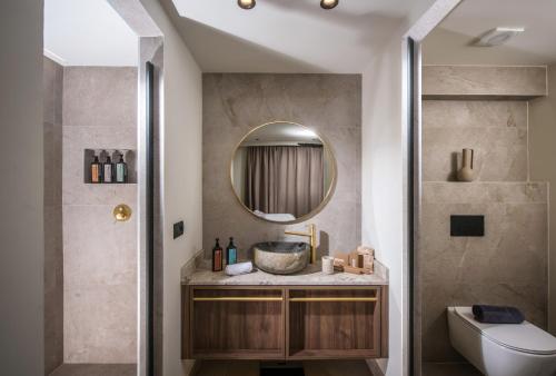 伊罗达Elounda Infinity Exclusive Resort & Spa - Adults Only的一间带水槽和镜子的浴室