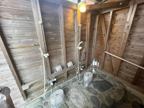 KusakabeSea Garden Villa Shodoshima的木质建筑中带2个卫生间的浴室