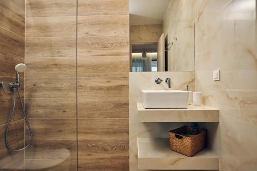 沃丽曼村Thelxi's Suite II - Brand New Seaview Suite!的一间带水槽和淋浴的浴室