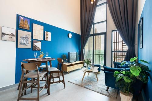 胡志明市DingD0ng Home FelizEnVista 5-star facilities的客厅拥有蓝色的墙壁和桌椅