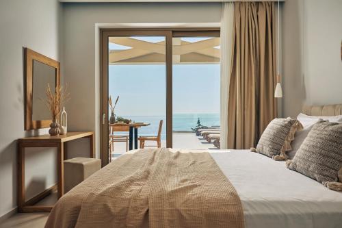 沃丽曼村Thelxi's Suite II - Brand New Seaview Suite!的一间卧室配有一张床,享有海景