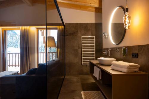 拉维拉瑞泽亚酒店的一间带水槽和镜子的浴室