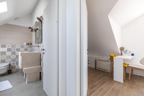 ŠkripVilla Komelo的白色的浴室设有水槽和卫生间。