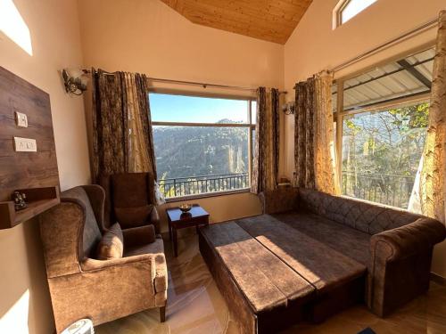 卡绍利Idyllic Private Cottage w/King Bed + Mountain view的带沙发和大窗户的客厅