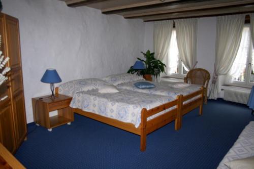 特湾祖姆阿尔滕施魏策尔酒店的一间卧室设有一张大床和两个窗户。