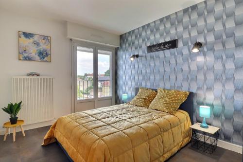 特鲁瓦Nid d'aigle - terrasse - vue ville - Mon Groom的一间卧室设有一张大床和一个窗户。