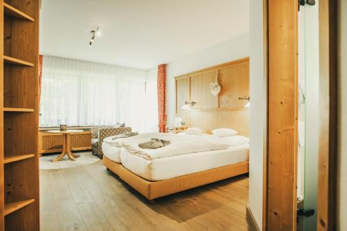 弗罗伊登施塔特Hotel Lauterbad的一间卧室,卧室内配有一张大床