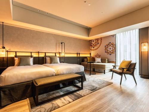 东京Tokyo Bay Shiomi Prince Hotel的一间卧室配有一张大床和一张书桌