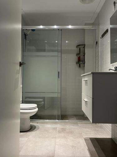 克雷维连特La morada de Crevillent的一间带玻璃淋浴和卫生间的浴室