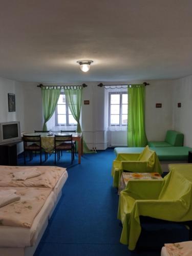 普拉哈季采帕尔坎酒店的一间设有几张床和一张桌子及椅子的房间
