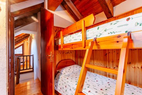 巴多尼奇亚Casa Leonida的小屋内设有一间带两张双层床的卧室