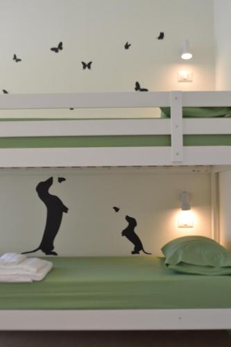 切萨雷奥港L' Isola di Bacco的卧室配有双层床和熊墙贴花