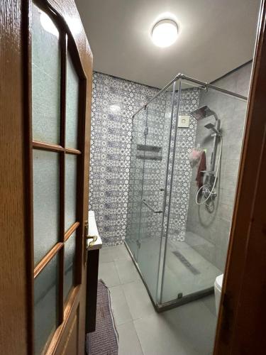 杰迪代Holikeys - El jadida - 2 Ch - Sidi Bouzid 001的带淋浴的浴室和玻璃门