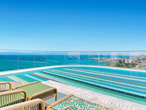 利马索尔NYX Hotel Limassol by Leonardo Hotels的从大楼内可欣赏到游泳池的景色