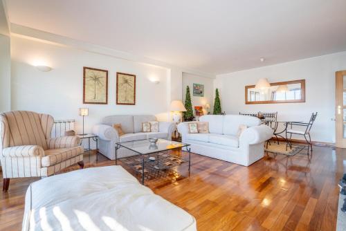 吉马良斯Homely Large Flat - Balcony的客厅配有两张沙发和一张桌子
