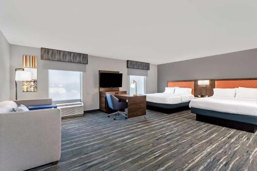 里士满里士满汉普顿套房酒店的酒店客房配有两张床和一张书桌