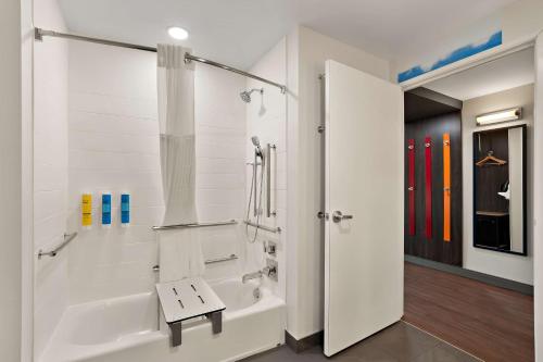 桑蒂Tru By Hilton Santee的带淋浴和浴缸的白色浴室