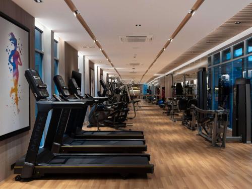 曼谷诺富特生活曼谷素坤逸传承的健身房,配有各种跑步机和机器