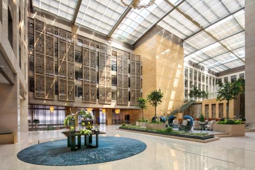 济南济南鲁能贵和洲际酒店的大楼的大堂,设有大型玻璃天花板