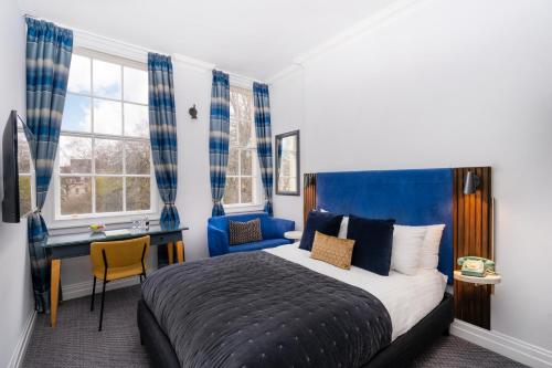 布里斯托布里斯托尔伯克利广场酒店的一间卧室配有一张床、一张书桌和窗户。
