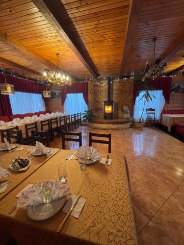 PrylukyГотельний комплекс Samson的一间带桌椅和壁炉的用餐室