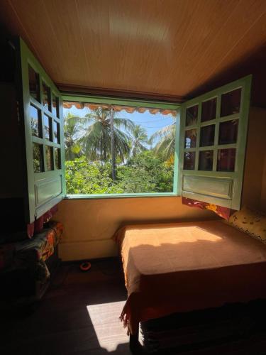 普拉亚弗朗西丝伊斯特拉斯旅馆的一间卧室设有窗户,享有棕榈树的景色