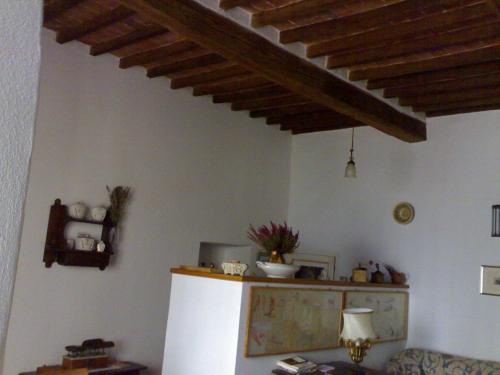 皮蒂利亚诺Dormire nel Castello的厨房配有白色冰箱和木制天花板