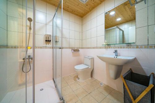 吉安晨晓家民宿的浴室配有卫生间、盥洗盆和淋浴。
