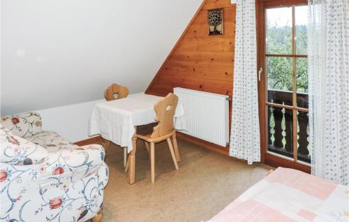 菲施巴赫Pet Friendly Home In Fischbach With House A Panoramic View的客房设有桌子、沙发和窗户。