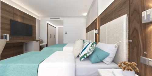 锡德SIDE MOON PALACE的酒店客房设有两张床和一台平面电视。