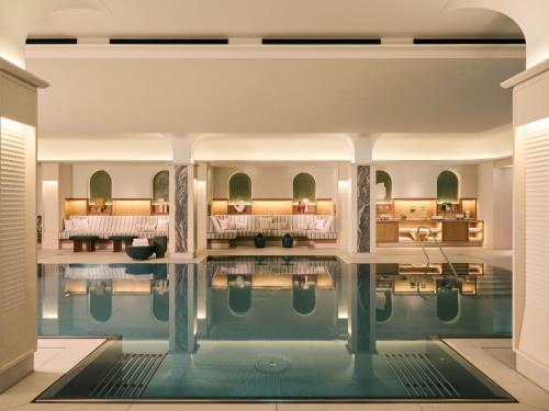 慕尼黑Rosewood Munich的和酒店同房中间的游泳池