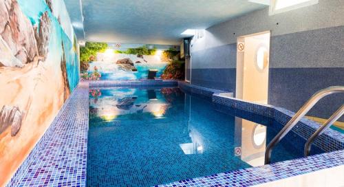米兹多洛杰库拉布旅馆的在酒店房间的一个大型游泳池