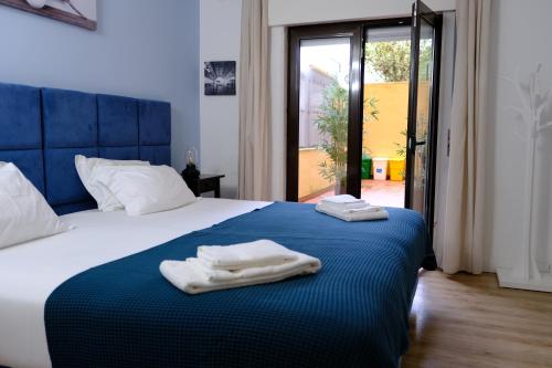 AgualvaMeriteluna Pateo - Entre Lisboa, Sintra e Cascais的一间卧室配有一张床,上面有两条毛巾