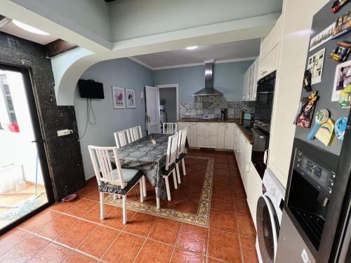 阿雷西费Casa Cielo的厨房里设有1间带桌椅的用餐室