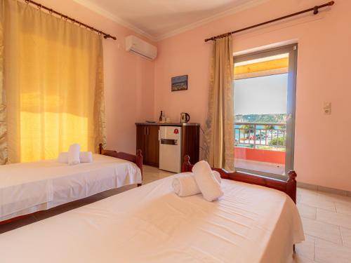 阿里拉斯PORTO-FINO的酒店客房设有两张床和窗户。
