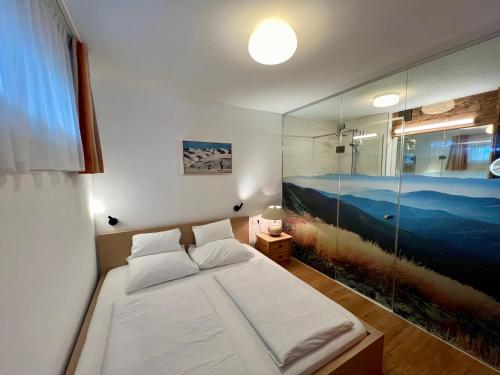 纽科琴格罗斯夫盖尔曼公寓的一间卧室配有一张壁画床