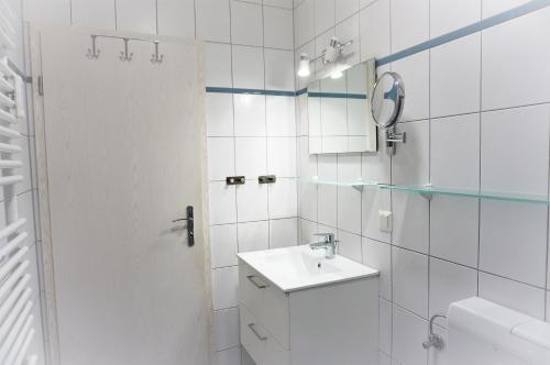 萨斯尼茨Villa Azur的白色的浴室设有水槽和镜子